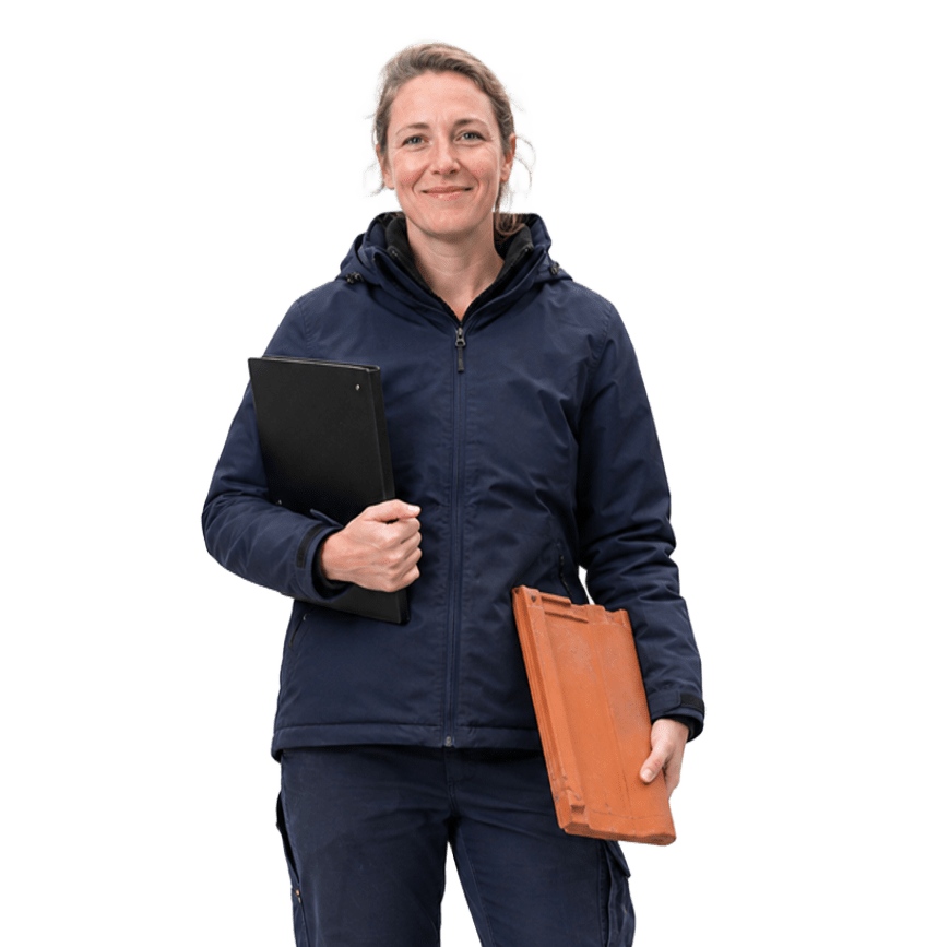 Dakadviseur met clipboard en dakpan